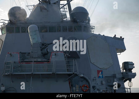 Der Arleigh-Burke-Klasse-Raketenzerstörer USS Stout (DDG 55) führt eine Feuerübung durch und feuert sein Phalanx Close-in Weapons System (CWIS) im Mittelmeer ab. Die USS Stout ist auf einem geplanten Einsatz zur Unterstützung von maritimen Sicherheitsoperationen und der Zusammenarbeit im Bereich der Theatersicherheit im Einsatzgebiet der 6. US-Flotte. Stockfoto