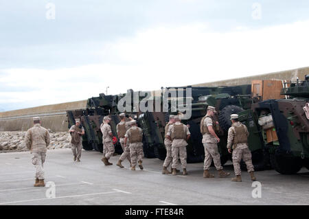 151020-N-BS486-046 NAVAL STATION ROTA, Spanien (20. Oktober 2015) Marines angebracht Landing Unterstützungskompanie, bereiten Sie Light Armored Vehicle-25 s nach unten der Naval Station Rota Pier Trident Phase 2015 zu verschieben. Trident Stelle ist eine Übung der NATO-geführten NATO-Eingreiftruppen zu zertifizieren und Interoperabilität zwischen den beteiligten Staaten der NATO und Partner entwickeln soll. (Foto: U.S. Navy Mass Communication Specialist 2. Klasse Grant Wamack/freigegeben) Stockfoto