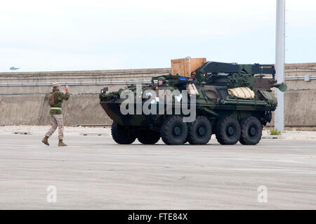 151020-N-BS486-047 NAVAL STATION ROTA, Spanien (20. Oktober 2015) A Marine Landung Unterstützungskompanie Boden befestigt führt ein Licht gepanzerten Fahrzeug-25 auf der Naval Station Rota Pier beim Trident Phase 2015. Trident Stelle ist eine Übung der NATO-geführten NATO-Eingreiftruppen zu zertifizieren und Interoperabilität zwischen den beteiligten Staaten der NATO und Partner entwickeln soll. (Foto: U.S. Navy Mass Communication Specialist 2. Klasse Grant Wamack/freigegeben) Stockfoto