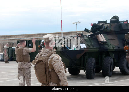 151020-N-BS486-098 NAVAL STATION ROTA, Spanien (20. Oktober 2015) Marines angebracht Landing Unterstützungskompanie leiten eine Light Armored Vehicle-25 auf der Naval Station Rota Pier bei Trident Phase 2015. Trident Stelle ist eine Übung der NATO-geführten NATO-Eingreiftruppen zu zertifizieren und Interoperabilität zwischen den beteiligten Staaten der NATO und Partner entwickeln soll. (Foto: U.S. Navy Mass Communication Specialist 2. Klasse Grant Wamack/freigegeben) Stockfoto