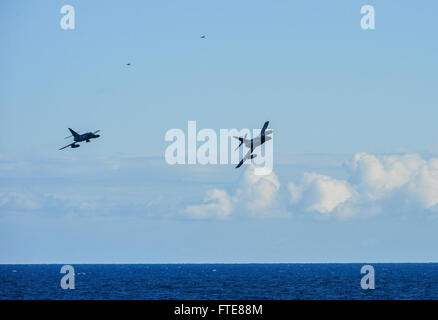 131205-N-QL471-405 Mittelmeer (5. Dezember 2013) - zwei französische Marine Dassault-Breguet Super Etendard Flugzeuge fliegen durch die geführte Flugkörper Kreuzer USS Monterey (CG-61) während einer Übung. Monterey wird eingesetzt zur Unterstützung der Sicherheit im Seeverkehr Operationen und Sicherheitsbemühungen Zusammenarbeit Theater in den USA 6. Flotte Einsatzgebiet. (Foto: U.S. Navy Mass Communication Specialist 2. Klasse Billy Ho/freigegeben) Stockfoto