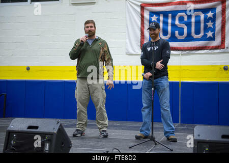 SOUDA BAY, Griechenland (8. Dezember 2013) - ehemalige beleidigender Gerät für die New England Patriots, Matt Light und Washington Nationals Baseball-Spieler Adam LaRoche unterhält das Publikum der Matrosen, Marines und Flieger bei der jährlichen USO Urlaub Tour am Naval Support Activity (NSA) Souda-Bucht.  Die Tour bietet eine Vielzahl von anderen Prominenten und der Vorsitzende der Joint Chiefs Of Staff besuchen vier Ländern und fünf Basen zu interagieren, die Truppen für den Urlaub.  Stout, Gridley in Norfolk, Virginia, ist auf eine geplante Bereitstellung unterstützt maritime Security Operations und Theater Sicherheit coopera Stockfoto