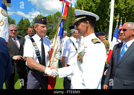 140815-N-VY489-268 DRAGUIGNAN, Frankreich (15. August 2014) Captain Mark J. Colombo, Kommandierender Offizier der US 6. Flotte Kommando- und Schiff USS Mount Whitney (LCC-20), grüßt eine Veteran von der American Legion von Frankreich nach einer Gedenkveranstaltung am Rhone amerikanischen Friedhof in Draguignan, Frankreich statt. Mount Whitney, Gridley in Gaeta, Italien, ist in Frankreich zur Teilnahme an des Gedenkens an den 70. Jahrestag der Operation Dragoon, die zur Befreiung im Süden Frankreichs durch die Alliierten während des zweiten Weltkriegs führte. (Foto: U.S. Navy Mass Communication Specialist 2. Klasse Mike W Stockfoto