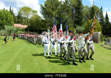 140815-N-VY489-329 DRAGUIGNAN, Frankreich (15. August 2014) Matrosen in die USA zugewiesen 6. Flottenkommando und Kontrolle Schiff USS Mount Whitney (LCC-20) Parade die Farben zusammen mit Soldaten aus der französischen Armee, während ein Kranz Verlegung Zeremonie am Rhone amerikanischen Friedhof in Draguignan, Frankreich statt. Mount Whitney, Gridley in Gaeta, Italien, ist in Frankreich zur Teilnahme an des Gedenkens an den 70. Jahrestag der Operation Dragoon, die zur Befreiung im Süden Frankreichs durch die Alliierten während des zweiten Weltkriegs führte. (Foto: U.S. Navy Mass Communication Specialist 2. Klasse Mike Wright / Release Stockfoto