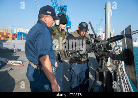 LIMASSOL, Zypern (27. Dezember 2013) - von links nach Chief Fire Controlman Peter Wilkinson, Feuer Controlman 2. Klasse Matthew Compton und Feuer Controlman 3. Klasse Wesley Barrientos Last Munition in einem Kaliber.50 Maschinengewehr auf dem Vorschiff der Arleigh-Burke-Klasse geführte Flugkörper Zerstörer USS Stout (DDG-55), rechts, vor der Abreise von Limassol nach einem geplanten Hafen besuchen.  Stout, Gridley in Norfolk, Virginia, ist auf eine geplante Bereitstellung unterstützen maritimer Sicherheitsoperationen und Sicherheitsbemühungen Zusammenarbeit Theater in den USA 6. Flotte Einsatzgebiet. (U.S. Navy Photo von Masse Kommunikation Stockfoto