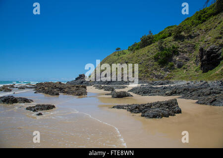 Wategos Beach in Byron Bay New South Wales, Australien an einem blauen Sommertag im Jahr 2016 mit Felsen an der Küste Stockfoto