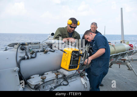 Mittelmeer (2. Januar 2014) - von links nach rechts, des Kanoniers Mate 2. Klasse Gregory Spaulding, Chief Fire Controlman Peter Wilkinson und Gunner es Mate Seemann Evan Buege führen vorbeugende Wartung auf eine Oberfläche Schiff Torpedorohr an Bord der Arleigh-Burke-Klasse geführte Flugkörper Zerstörer USS Stout (DDG-55).  Stout, Gridley in Norfolk, Virginia, ist auf eine geplante Bereitstellung unterstützen maritimer Sicherheitsoperationen und Sicherheitsbemühungen Zusammenarbeit Theater in den USA 6. Flotte Einsatzgebiet. (Foto: U.S. Navy Mass Communication Specialist 2. Klasse Amanda R. Gray/freigegeben) Stockfoto