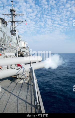 Mittelmeer (2. Januar 2014) - ein Luft-Schnecke aus einem Mk 46 Oberfläche Schiff Torpedorohr an Deck achtern Rakete der Arleigh-Burke-Klasse geführte Flugkörper Zerstörer USS Stout (DDG-55) gestartet wird.  Stout, Gridley in Norfolk, Virginia, ist auf eine geplante Bereitstellung unterstützen maritimer Sicherheitsoperationen und Sicherheitsbemühungen Zusammenarbeit Theater in den USA 6. Flotte Einsatzgebiet. (Foto: U.S. Navy Mass Communication Specialist 2. Klasse Amanda R. Gray/freigegeben) Stockfoto