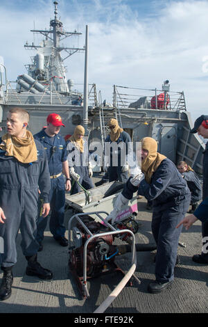 Mittelmeer (7. Januar 2014) - Seemanns üben, wie man eine Pumpe p-100 während eines Schadensbegrenzung Team Trainings an Bord der Arleigh-Burke-Klasse geführte Flugkörper Zerstörer USS Stout (DDG-55) einwandfrei.  Stout, Gridley in Norfolk, Virginia, ist auf eine geplante Bereitstellung unterstützen maritimer Sicherheitsoperationen und Sicherheitsbemühungen Zusammenarbeit Theater in den USA 6. Flotte Einsatzgebiet. (Foto: U.S. Navy Mass Communication Specialist 2. Klasse Amanda R. Gray/freigegeben) Stockfoto