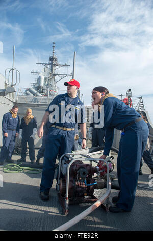 Mittelmeer (7. Januar 2014) - Chief Schaden Controlman Adam Botterbush, links, zeigt Yeoman 1. Klasse Mayra Nutter wie eine Pumpe p-100 während eines Schadensbegrenzung Team Trainings an Bord der Arleigh-Burke-Klasse geführte Flugkörper Zerstörer USS Stout (DDG-55) einwandfrei.  Stout, Gridley in Norfolk, Virginia, ist auf eine geplante Bereitstellung unterstützen maritimer Sicherheitsoperationen und Sicherheitsbemühungen Zusammenarbeit Theater in den USA 6. Flotte Einsatzgebiet. (Foto: U.S. Navy Mass Communication Specialist 2. Klasse Amanda R. Gray/freigegeben) Stockfoto