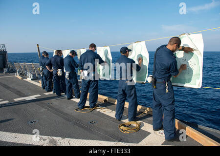 MEDITERRANEAN SEA (7. Januar 2014) - Linie Trainer Rekord Segler Qualifikation Resultate nach einer 9 mm Pistole Kleinwaffen Qualifikation Shooting an Bord der Arleigh-Burke-Klasse geführte Flugkörper Zerstörer USS Stout (DDG-55). Stout, Gridley in Norfolk, Virginia, ist auf eine geplante Bereitstellung unterstützen maritimer Sicherheitsoperationen und Sicherheitsbemühungen Zusammenarbeit Theater in den USA 6. Flotte Einsatzgebiet. (Foto: U.S. Navy Mass Communication Specialist 2. Klasse Amanda R. Gray/freigegeben) Stockfoto