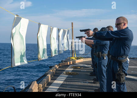 MEDITERRANEAN SEA (7. Januar 2014) - Feuer Segler 9 mm Pistolen während einer Kleinwaffen Qualifikation an Bord der Arleigh-Burke-Klasse geführte Flugkörper Zerstörer USS Stout (DDG-55). Stout, Gridley in Norfolk, Virginia, ist auf eine geplante Bereitstellung unterstützen maritimer Sicherheitsoperationen und Sicherheitsbemühungen Zusammenarbeit Theater in den USA 6. Flotte Einsatzgebiet. (Foto: U.S. Navy Mass Communication Specialist 2. Klasse Amanda R. Gray/freigegeben) Stockfoto