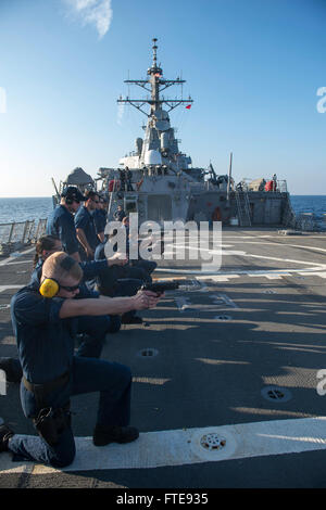 MEDITERRANEAN SEA (7. Januar 2014) - Feuer Segler 9 mm Pistolen während einer Kleinwaffen Qualifikation an Bord der Arleigh-Burke-Klasse geführte Flugkörper Zerstörer USS Stout (DDG-55). Stout, Gridley in Norfolk, Virginia, ist auf eine geplante Bereitstellung unterstützen maritimer Sicherheitsoperationen und Sicherheitsbemühungen Zusammenarbeit Theater in den USA 6. Flotte Einsatzgebiet. (Foto: U.S. Navy Mass Communication Specialist 2. Klasse Amanda R. Gray/freigegeben) Stockfoto