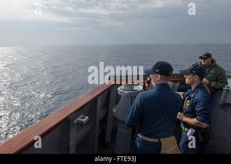 Mittelmeer (9. Januar 2014) - Uhren von rechts nach links, CMdR Robert Alpigini, Kommandierender Offizier der Arleigh-Burke-Klasse geführte Flugkörper Zerstörer USS Stout (DDG-55), Lt.j.g Todd Kniffen und ens Matthew Blackmon Praxis an Bord Manöver während ein Mann über Bord zu bohren.  Stout, Gridley in Norfolk, Virginia, ist auf eine geplante Bereitstellung unterstützen maritimer Sicherheitsoperationen und Sicherheitsbemühungen Zusammenarbeit Theater in den USA 6. Flotte Einsatzgebiet. (Foto: U.S. Navy Mass Communication Specialist 2. Klasse Amanda R. Gray/freigegeben) Stockfoto