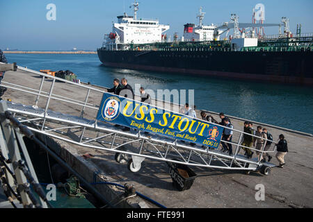 140120-N-UD469-088 HAIFA, Israel (20. Januar 2014) - kommen Segler aus israelischen Naval Forces für eine Tour an Bord der Arleigh-Burke-Klasse geführte Flugkörper Zerstörer USS Stout (DDG-55), während das Schiff in Haifa, Israel für einen geplanten Hafen-Besuch ist. Stout, Gridley in Norfolk, Virginia, ist auf eine geplante Bereitstellung unterstützen maritimer Sicherheitsoperationen und Sicherheitsbemühungen Zusammenarbeit Theater in den USA 6. Flotte Einsatzgebiet. (Foto: U.S. Navy Mass Communication Specialist 2. Klasse Amanda R. Gray/freigegeben) Stockfoto