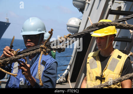 Indischer Ozean (31. Januar 2014) - Bootsmann's Mate Seaman Quentetta Fornville, links, befreit die Highline aus dem Messenger unter der Aufsicht von the Midships Rig Captain Boatswain's Mate Seaman Zachary Nesbit, rechts, während ein Replenishment At Sea (RAS) mit USNS Joshua Humphreys. Nitze ist auf eine geplante Bereitstellung unterstützen maritimer Sicherheitsoperationen und Sicherheitsbemühungen Zusammenarbeit Theater in den USA 6. Flotte Einsatzgebiet. (Foto: U.S. Navy Tyler Hammett Lt.jg.) Nehmen Sie das Gespräch auf Twitter (https://twitter.com/naveur navaf) folgen Sie uns auf Facebook (https://www.facebook. Stockfoto