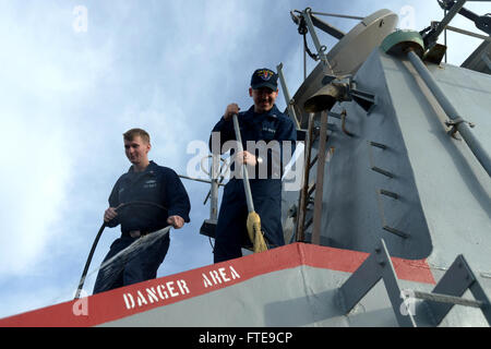 Mittelmeer (31. Januar 2014) Feuer Controlman 2. Klasse Carl W. Wagner, von Buffalo, N.Y., links, und Feuer Controlman 3. Klasse Joel A. Rodriguez, aus Virginia Beach, VA., führen eine Frischwasser waschen unten an Bord der geführte Flugkörper-Zerstörer USS Ramage (DDG-61). Ramage, Gridley in Norfolk, Virginia, ist auf eine geplante Bereitstellung unterstützen maritimer Sicherheitsoperationen und Sicherheitsbemühungen Zusammenarbeit Theater in den USA 6. Flotte Einsatzgebiet. (Foto: U.S. Navy Mass Communication Specialist 2. Klasse Jared King/freigegeben)   Nehmen Sie das Gespräch auf Twitter (https://twitter.com/naveur n Stockfoto