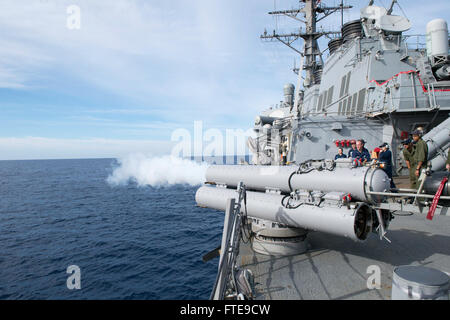 MEDITERRANEAN SEA (31. Januar 2014) - Feuer Segler ein Luft-Schnecke aus einem Torpedorohr an Bord der Arleigh-Burke-Klasse geführte Flugkörper Zerstörer USS Stout (DDG-55).  Stout, Gridley in Norfolk, Virginia, ist auf eine geplante Bereitstellung unterstützen maritimer Sicherheitsoperationen und Sicherheitsbemühungen Zusammenarbeit Theater in den USA 6. Flotte Einsatzgebiet. (Foto: U.S. Navy Mass Communication Specialist 2. Klasse Amanda R. Gray/freigegeben) Stockfoto