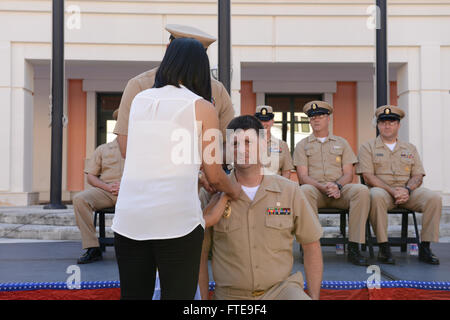 140916-N-OX801-102 Neapel, Italien (16. September 2014) Francesca Brockmeyer legt Anker zu ihrem Ehemann Chief Master-at-Arms David Brockmeyer während der US Naval Forces Europa-Afrika/US 6. Flotte Chief Petty Officer anheften Zeremonie am Naval Support-Aktivitäten, Naples. Die Zeremonie geehrt 28 Seeleute in den Rang eines CPO, nachdem ihre Anker fixiert durch Freunde, Familie und ihren neuen Kollegen in CPO durcheinander. (Foto: U.S. Navy Mass Communication Specialist 3. Klasse Daniel Schumacher/freigegeben) Stockfoto