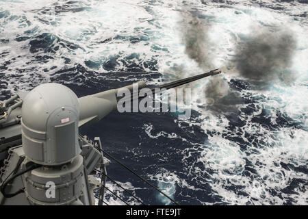 140205-N-KE519-442-Atlantik (5. Februar 2014) - A Mk 38 25 mm Maschinengewehr System wird ausgelöst, während einer live-Feuer-Übung an Bord der Arleigh-Burke-Klasse geführte Flugkörper Zerstörer USS Donald Cook (DDG-75). Donald Cook ist im Gange auf dem Weg zu Rota, als die erste der vier Zerstörer der Arleigh-Burke-Klasse-geführte Flugkörper in Rota stationiert werden. (Foto: U.S. Navy Mass Communication Specialist 2. Klasse Andrew B. Church/freigegeben)  Nehmen Sie das Gespräch auf <a href='https://twitter.com/naveur navaf' rel='nofollow'>Twitter</a> folgen Sie uns auf<a href='https://www.facebook.com/USNavalForcesEuropeAfrica' rel=' href='https://www.facebook.com/USNavalForcesEuropeAfrica' rel=''></a href='https://www.facebook.com/USNavalForcesEuropeAfrica' rel='> Stockfoto
