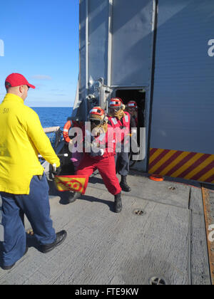 140206-N-NZ411-001 BLACK SEA (6. Februar 2014) - Mitglieder der Partei Flugdeck Feuer führen Crash und Bergung bohrt an Bord geführte Raketen Fregatte USS Taylor (FFG-50). Taylor, nach Hause in Mayport, FL., portiert bereitgestellt wird, unterstützt Theater Sicherheitskooperation und Sicherheit im Seeverkehr Operationen in den USA 6. Flotte Aufgabengebiet. (US Navy Foto von Lieutenant Junior Grade David Hancock/freigegeben) Nehmen Sie das Gespräch auf Twitter (https://twitter.com/naveur navaf) folgen Sie uns auf Facebook (https://www.facebook.com/USNavalForcesEuropeAfrica), und während Sie gerade dabei sind uns unterwegs Auschecken Stockfoto