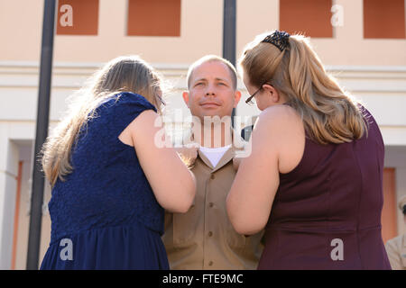 140916-N-OX801-160-Neapel, Italien (16. September 2014) Emily Cruse und Kathryn Cruise legt Anker, Chief Intelligence-Spezialist John Cruse während der US Naval Forces Europa-Afrika/US 6. Flotte Chief Petty Officer (CPO) anheften Zeremonie am Naval Support-Aktivitäten, Naples. Die Zeremonie geehrt 28 Seeleute in den Rang eines CPO, nachdem ihre Anker fixiert durch Freunde, Familie und ihren neuen Kollegen in CPO durcheinander. (Foto: U.S. Navy Mass Communication Specialist 3. Klasse Daniel Schumacher/freigegeben) Stockfoto