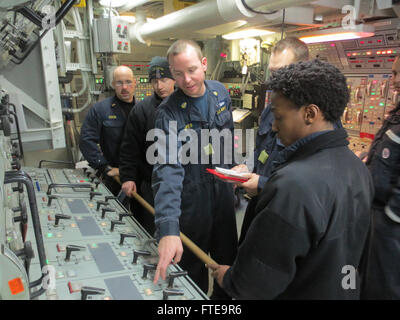 140211-N-NZ411-001 BLACK SEA (11. Februar 2014) - Chief Engineman Robert Groves bietet Ausbildung während der Ausbildung Ingenieurteam Bohrer an Bord geführte Raketen Fregatte USS Taylor (FFG-50). Taylor, Gridley in Mayport, Florida, ist auf eine geplante Bereitstellung unterstützen maritimer Sicherheitsoperationen und Sicherheitsbemühungen Zusammenarbeit Theater in den USA 6. Flotte Einsatzgebiet. (US Navy Foto von Lieutenant Junior Grade David Hancock/freigegeben)  Nehmen Sie das Gespräch auf <a href='https://twitter.com/naveur navaf' rel='nofollow'>Twitter</a> folgen Sie uns auf<a href='https://www.facebook.com/USNav href=''></a href='https://www.facebook.com/USNav> Stockfoto