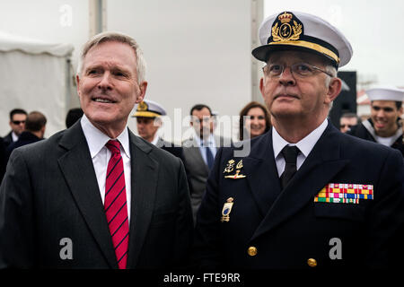 140211-N-KE519-004 ROTA, Spanien (11. Februar 2014) - Secretary Of The Navy Ray Mabus und Spanisch Chief of Naval Staff, Admiral Jaime Munoz Diaz del Rio, treffen sich im Rahmen einer Feierstunde anlässlich der Ankunft der Arleigh-Burke-Klasse geführte Flugkörper Zerstörer USS Donald Cook (DDG-75), Naval Station Rota. Donald Cook ist die erste der vier Zerstörer der Arleigh-Burke-Klasse-geführte Flugkörper in Rota stationiert werden. (Foto: U.S. Navy Masse Kommunikation Spezialist Seemann Edward Guttierrez III/freigegeben)  Nehmen Sie das Gespräch auf Twitter (https://twitter.com/naveur navaf) folgen Sie uns auf Facebook (https://www.faceboo Stockfoto