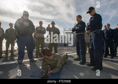 140212-N-ZY039-129-Ägäis (13. Februar 2014) - Gunner es Mate 2. Klasse Josh Shmalz, unten in der Mitte und Lt. j.g. Andrew Tagatz, Zentrum, beide an der eingeschifften Sicherheits-Team auf gemeinsame, High-Speed-Schiff USNS Speerspitze (JHSV 1) zugewiesen trainieren, Segler und Zivildienst Seeleute mit M-240B Maschinengewehren während Waffen Einarbeitung. Speerspitze, der US-Marine First-in-Class gemeinsame, High-Speed-Schiff, ist auf seiner Jungfernfahrt Bereitstellung unterstützen Theater Sicherheit Zusammenarbeit in den USA 6. Flotte Einsatzgebiet. (Foto: U.S. Navy Masse Kommunikation Spezialist Seemann Justin R. DiNiro / Rel Stockfoto