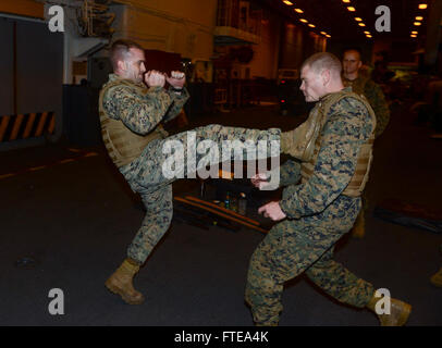 140219-N-MW280-485-Atlantik (19. Februar 2014)--Gunnery Sgt. Nathan Loesche, aus Cincinnati, Ohio, Praktiken Marine Corps Martial Arts Programm Techniken im Hangar Bucht auf dem Mehrzweck amphibischer Angriff Schiff USS Bataan (LHD-5).  Bataan amphibische Bereitschaft Gruppe wird bereitgestellt, Sicherheit im Seeverkehr Operationen zu unterstützen, die Krisenreaktionsfähigkeit, Theater Sicherheitskooperation und eine nach vorne Marine Präsenz in der US-Marine 5. und 6. Flotte Zuständigkeitsbereich erhöhen. (U.S. Navy Photo by Massenkommunikation Spezialist 3.Klasse jagen Hawley/freigegeben) Stockfoto