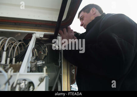 140226-N-SK590-143-Mittelmeer (26. Februar 2014) - Cryptologic Techniker (technische) 2. Klasse James Tiedeman führt routinemäßige Wartungsarbeiten an einen Torpedo Gegenmaßnahme Sender an Bord geführte Raketen Fregatte USS Simpson (FFG-56). Simpson, Gridley in Mayport, Florida, ist für eine geplante Bereitstellung, Durchführung von maritimen und Theater Sicherheitsmaßnahmen im Bereich der 6. Flotte von Operationen. (Foto: U.S. Navy Mass Communication Specialist 2. Klasse Tim D. Godbee/freigegeben)  Nehmen Sie das Gespräch auf Twitter (https://twitter.com/naveur navaf) folgen Sie uns auf Facebook (https://www.facebook.co Stockfoto