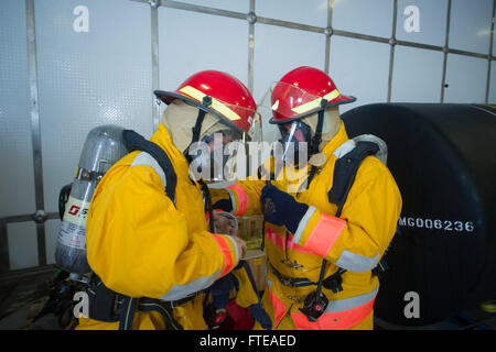 140227-N-ZY039-030: Mittelmeer (27. Februar 2014) – Bootsmann Jim Conners, links, und Able Seaman Jack Karg, beide Zivildienst Seeleute an Bord der gemeinsamen High-Speed-Schiff USNS Speerspitze (JHSV 1), don Brandbekämpfung Ausrüstung während einer Räumungsübung. Speerspitze, der US-Marine First-in-Class gemeinsame High-Speed-Schiff, ist auf seiner Jungfernfahrt Bereitstellung unterstützen Zusammenarbeit Sicherheitsbemühungen Theater und die internationalen Kapazitäten Programm, Afrika-Partnerschaft-Station, in den USA 6. Flotte Einsatzgebiet. (Foto: U.S. Navy Masse Kommunikation Spezialist Seemann Justin R. DiNiro / veröffentlicht) Stockfoto