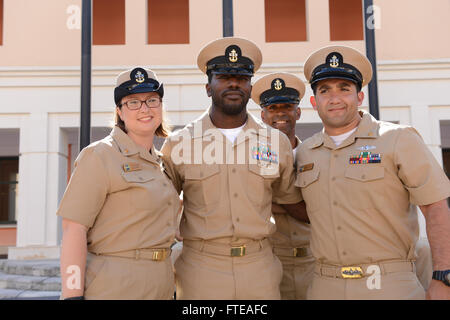 140916-N-OX801-356-Neapel, Italien (16. September 2014) Chief Information Systems Techniker Patrick Stanley-Posen mit seinem Sponsor und anderen Seglern während der US Naval Forces Europa-Afrika/US 6. Flotte Chief Petty Officer (CPO) anheften Zeremonie am Naval Support-Aktivitäten, Naples. Die Zeremonie geehrt 28 Seeleute in den Rang eines CPO, nachdem ihre Anker fixiert durch Freunde, Familie und ihren neuen Kollegen in CPO durcheinander. (Foto: U.S. Navy Mass Communication Specialist 3. Klasse Daniel Schumacher/freigegeben) Stockfoto