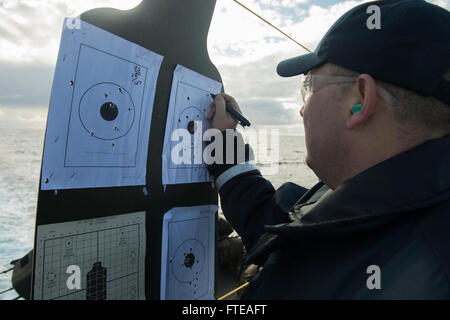 140227-N-SK590-014-Mittelmeer (27. Februar 2014) - Elektroniker / 2. Klasse Jeremy Harris summiert sich ein Shooter Punktzahl während eines Trainings von scharfer Munition an Bord geführte Raketen Fregatte USS Simpson (FFG-56). Simpson ist auf eine geplante Bereitstellung unterstützen maritimer Sicherheitsoperationen und Sicherheitsbemühungen Zusammenarbeit Theater in den USA 6. Flotte Einsatzgebiet. (Foto: U.S. Navy Mass Communication Specialist 2. Klasse Tim D. Godbee/freigegeben)  Nehmen Sie das Gespräch auf Twitter (https://twitter.com/naveur navaf) folgen Sie uns auf Facebook (https://www.facebook.com/USNavalForcesEuropeAfri Stockfoto