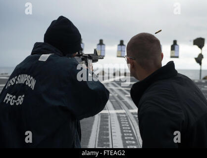 140227-N-SK590-134-Mittelmeer (27. Februar 2014) - Schiffs Serviceman 3. Klasse Bernard Ford feuert eine m-4-Gewehr, wie ein Linie Trainer seine Techniken während eines Trainings von scharfer Munition an Bord geführte Raketen Fregatte USS Simpson (FFG 56) ausführt. Simpson ist auf eine geplante Bereitstellung unterstützen maritimer Sicherheitsoperationen und Sicherheitsbemühungen Zusammenarbeit Theater in den USA 6. Flotte Tätigkeitsbereich... (Foto: U.S. Navy Mass Communication Specialist 2. Klasse Tim D. Godbee/freigegeben)  Nehmen Sie das Gespräch auf Twitter (https://twitter.com/naveur navaf) folgen Sie uns auf Facebook (https://www.facebook Stockfoto