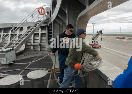 140301-N-ZY039-131: ROTA, Spanien (1. März 2014) - Jim Conners, Bootsmann auf gemeinsame High-Speed-Schiff USNS Speerspitze (JHSV 1) wirft eine Wurfleine zum Pier und ziehen dabei in Rota, Spanien, für ein regelmäßiger Hafen besuchen. Speerspitze, der US-Marine First-in-Class gemeinsame High-Speed-Schiff, ist auf seiner Jungfernfahrt Bereitstellung unterstützen Zusammenarbeit Sicherheitsbemühungen Theater und die internationalen Kapazitäten Programm, Afrika-Partnerschaft-Station, in den USA 6. Flotte Einsatzgebiet. (Foto: U.S. Navy Masse Kommunikation Spezialist Seemann Justin R. DiNiro / veröffentlicht) Stockfoto