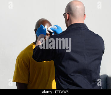 140304-N-HB951-545-Mittelmeer (4. März 2014) – Hospital Corpsman 3. Klasse Carnell Calloway aus Fort Worth, Texas, ist mit Oleoresin Capsicum (OC) Spray besprüht, während Kraft Ausbildung an Bord der amphibischen Transportschiff der Dock USS Mesa Verde (LPD-19). Mesa Verde Matrosen und Marinesoldaten, 22. Marine Expeditionary Unit (MEU) zugewiesen werden bereitgestellt, maritime Sicherheitsoperationen zu unterstützen, die Krisenreaktionsfähigkeit, zunehmende Theater Sicherheitskooperation und eine nach vorne Marine Präsenz in der US-5. und 6. Flotte Zuständigkeitsbereiche. (U.S. Navy Photo von Seemann Phylicia Stockfoto