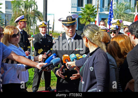 141014-N-VY489-181 BATUMI, Georgien (14. Oktober 2014) - Lt. Givi Tibaneli, Judge Advocate General's Corps Offizier und gebürtig aus Georgien, spricht zu georgischen Medien besuchten Gruppen während einer geplanten Hafen nach Batumi, Georgien. Mount Whitney führt Marinebetriebe in den USA 6. Flotte Bereich der Maßnahmen zur Erhöhung der Sicherheit der Vereinigten Staaten in Europa interessiert. (Foto: U.S. Navy Mass Communication Specialist 2. Klasse Mike Wright / veröffentlicht) Stockfoto