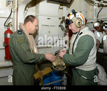 140306-N-HB951-108 Mittelmeer (6. März 2014) – unterstützt Gunnery Sgt. Anthony Dunaway Israeli Air Force Stabschef Major General Hagi Topolansky mit einem Rettungsring, bevor er die amphibischen Transportschiff der Dock USS Mesa Verde (LPD 19) fährt. Mesa Verde Matrosen und Marinesoldaten, 22. Marine Expeditionary Unit (MEU) zugewiesen werden bereitgestellt, maritime Sicherheitsoperationen zu unterstützen, die Krisenreaktionsfähigkeit, zunehmende Theater Sicherheitskooperation und eine nach vorne Marine Präsenz in der US-5. und 6. Flotte Zuständigkeitsbereiche. (US Navy Foto von Seemann Phylicia A. Hanson / Re Stockfoto