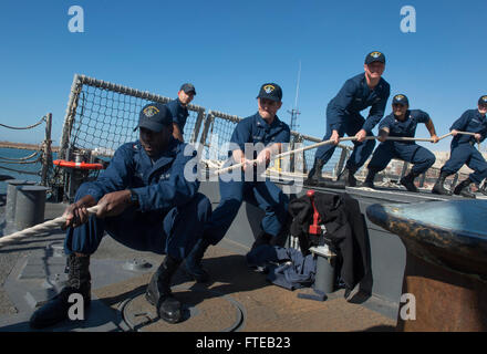 140306-N-SK590-516 CASABLANCA, Marokko (6. März 2014) - hieven Segler rund um eine Befestigungsleine während Treibanker und Detail an Bord geführte Raketen Fregatte USS Simpson (FFG 56) als das Schiff in Casablanca für einen geplanten Hafen-Besuch kommt.  Der Besuch dient dazu, die USA weiterhin 6. Flottille Bemühungen maritime Partnerschaften zu stärken, um Stabilität in der Region zu verbessern. (Foto: U.S. Navy Mass Communication Specialist 2. Klasse Tim D. Godbee/freigegeben)  Nehmen Sie das Gespräch auf Twitter (https://twitter.com/naveur navaf) folgen Sie uns auf Facebook (https://www.facebook.com/USNavalForcesEuropeAfrica Stockfoto