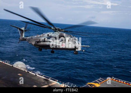 140307-M-HZ646-307: USS BATAAN auf See (7. März 2014) - ein CH-53E Super Stallion-Hubschrauber startet von der USS Bataan (LHD-5) zu transportieren US-Marines und Matrosen mit Battalion Landing Team 1. Bataillon, 6. Marine Regiment, 22. Marine Expeditionary Unit (MEU), nach Griechenland für eine bilaterale Übung mit der griechischen Armee, März 7. NATO-Verbündeten, den USA und Griechenland regelmäßig geplante militärische Übungen zur Stärkung der fachlichen und persönlicher Beziehungen führen. Die MEU bereitgestellt wird, in die USA 6. Flotte Einsatzgebiet mit der Bataan amphibische bereit Gruppe als eine seegestützte, Expediti Stockfoto