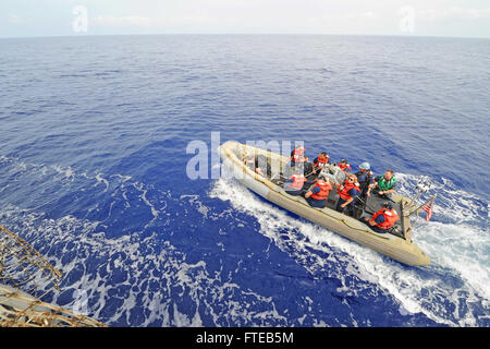 Mittelmeer (19. September 2013) ein Festrumpf Schlauchboot Boot aus geführte Flugkörper Zerstörer USS Barry (DDG-52) fährt den geführte Flugkörper-Zerstörer USS Ramage (DDG-61) nach einem Passagier-Transfer. Ramage, Gridley in Norfolk, Virginia, ist auf eine geplante Bereitstellung unterstützen maritimer Sicherheitsoperationen und Sicherheitsbemühungen Zusammenarbeit Theater in den USA 6. Flotte Einsatzgebiet. (Foto: U.S. Navy Mass Communication Specialist 2. Klasse Jacob D. Moore/Approved Version) Stockfoto