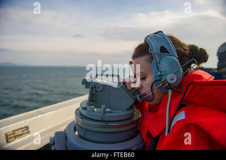 140307-N-EI510-082-Bosporus-MEERENGE (7. März 2014) - Quartiermeister Seemann Nicole Cyr steht Uhr während einer Bosporus Transit an Bord der Arleigh-Burke-Klasse geführte Flugkörper Zerstörer USS Seezielflugkörper (DDG-103). Seezielflugkörper wird als Bestandteil der George h.w. Bush Carrier Strike Group auf eine geplante Bereitstellung unterstützen maritimer Sicherheitsoperationen und Sicherheitsbemühungen Zusammenarbeit Theater in den USA bereitgestellt 6. Flotte Einsatzgebiet. (Foto: U.S. Navy Mass Communication Specialist 3.Klasse Scott Barnes/freigegeben)  Nehmen Sie das Gespräch auf Twitter (https://twitter.com/naveur navaf) folgen Sie uns Stockfoto