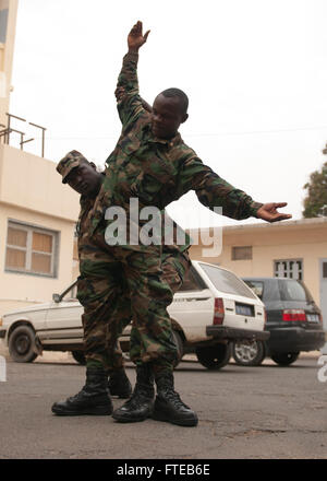 DAKAR, Senegal (7. März 2014) liberianischen Servicemembers üben persönliche Recherchen in der inport Phase der Übung der Sahara Express 2014. Sahara Express ist eine jährliche internationale maritime Sicherheit Zusammenarbeit Übung zur Verbesserung der Sicherheit im Seeverkehr und Sicherheit in Westafrika. (Foto: U.S. Navy Mass Communication Specialist 1. Klasse David R. Krigbaum / veröffentlicht) Stockfoto