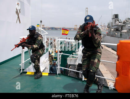 DAKAR, Senegal (7. März 2014) senegalesischen Segler Übungsraum clearing und taktische Bewegung an Bord der spanischen Guardia Civil Schiff Rio Segura während der Ausübung der Sahara Express 2014 eine jährliche internationale maritime Sicherheit Zusammenarbeit Übung zur Verbesserung der Sicherheit im Seeverkehr und Sicherheit in Westafrika. (Foto: U.S. Navy Mass Communication Specialist 1. Klasse David R. Krigbaum / veröffentlicht) Stockfoto