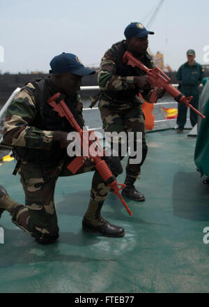 DAKAR, Senegal (7. März 2014) senegalesischen Segler Übungsraum clearing und taktische Bewegung an Bord der spanischen Guardia Civil Schiff Rio Segura während der Ausübung der Sahara Express 2014 eine jährliche internationale maritime Sicherheit Zusammenarbeit Übung zur Verbesserung der Sicherheit im Seeverkehr und Sicherheit in Westafrika. (Foto: U.S. Navy Mass Communication Specialist 1. Klasse David R. Krigbaum / veröffentlicht) Stockfoto