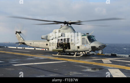 140308-N-JX484-075-Ägäis (8. März 2014) - bereiten Marines, USS Bataan (LHD-5) in einem UH-1Y Huey März 8 abzuweichen. Die Bataan amphibische Bereitschaft Gruppe ist auf eine geplante Bereitstellung unterstützen maritimer Sicherheitsoperationen Absicherung Krise Antwort Fähigkeit und Theater Kooperationen in den USA 6. Flotte Einsatzgebiet. (Foto: U.S. Navy Mass Communication Specialist 3. Klasse Mark Hays/freigegeben)  Nehmen Sie das Gespräch auf Twitter (https://twitter.com/naveur navaf) folgen Sie uns auf Facebook (https://www.facebook.com/USNavalForcesEuropeAfrica) und während Sie gerade dabei sind Stockfoto