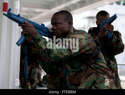 DAKAR, Senegal (8. März 2014) liberianischen Servicemembers Raum clearing üben und taktische Bewegung an Bord der spanischen Guardia Civil Schiff Rio Segura während der Übung der Sahara Express 2014. Sahara Express ist eine jährliche internationale maritime Sicherheit Zusammenarbeit Übung zur Verbesserung der Sicherheit im Seeverkehr und Sicherheit in Westafrika. (Foto: U.S. Navy Mass Communication Specialist 1. Klasse David R. Krigbaum / veröffentlicht) Stockfoto