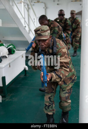 DAKAR, Senegal (8. März 2014) liberianischen Servicemembers Raum clearing üben und taktische Bewegung an Bord der spanischen Guardia Civil Schiff Rio Segura während der Übung der Sahara Express 2014. Sahara Express ist eine jährliche internationale maritime Sicherheit Zusammenarbeit Übung zur Verbesserung der Sicherheit im Seeverkehr und Sicherheit in Westafrika. (Foto: U.S. Navy Mass Communication Specialist 1. Klasse David R. Krigbaum / veröffentlicht) Stockfoto