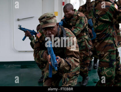 DAKAR, Senegal (8. März 2014) liberianischen Servicemembers Raum clearing üben und taktische Bewegung an Bord der spanischen Guardia Civil Schiff Rio Segura während der Übung der Sahara Express 2014. Sahara Express ist eine jährliche internationale maritime Sicherheit Zusammenarbeit Übung zur Verbesserung der Sicherheit im Seeverkehr und Sicherheit in Westafrika. (Foto: U.S. Navy Mass Communication Specialist 1. Klasse David R. Krigbaum / veröffentlicht) Stockfoto